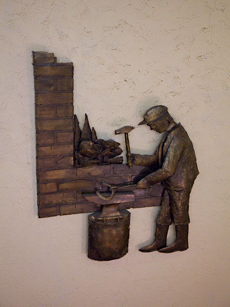 Taideteos Hopealyhdyn portaissa